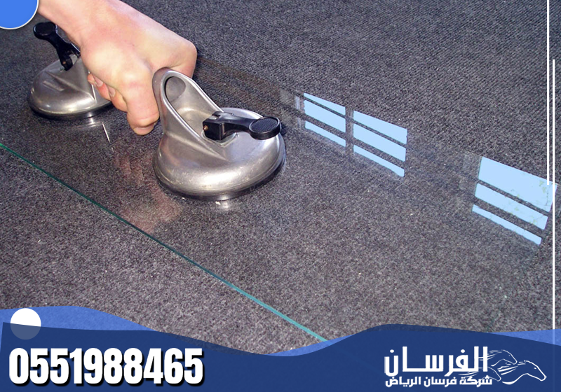 متخصص تركيب زجاج محترف يضمن قياس دقيق وتركيب آمن وتشطيب مثالي وفق أعلى معايير الجودة.