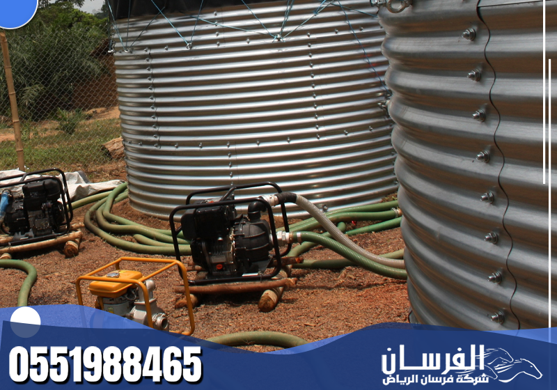 يقوم الفني بفحص الخزان قبل تنظيفه، ويستخدم مواد آمنة لضمان مياه نظيفة وصحية.