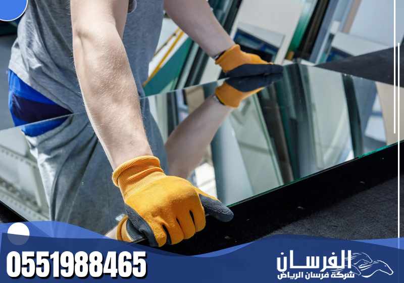 متخصص متمرس يهتم بكل تفاصيل تركيب الزجاج من القياس إلى التثبيت النهائي مع ضمان الأمان والمتانة.