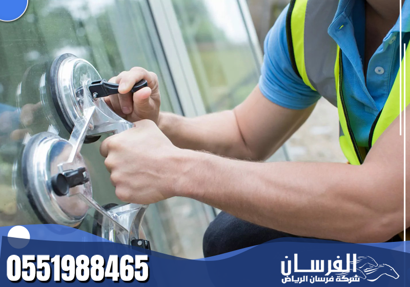 خبير الزجاج يقيس ويثبت الزجاج بدقة مع الالتزام بمعايير السلامة والجودة العالية.