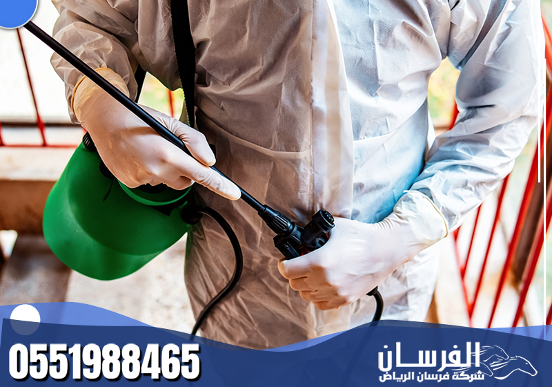 عامل يضبط فوهة جهاز الرش ويتأكد من جاهزية المعدات قبل الاستخدام.